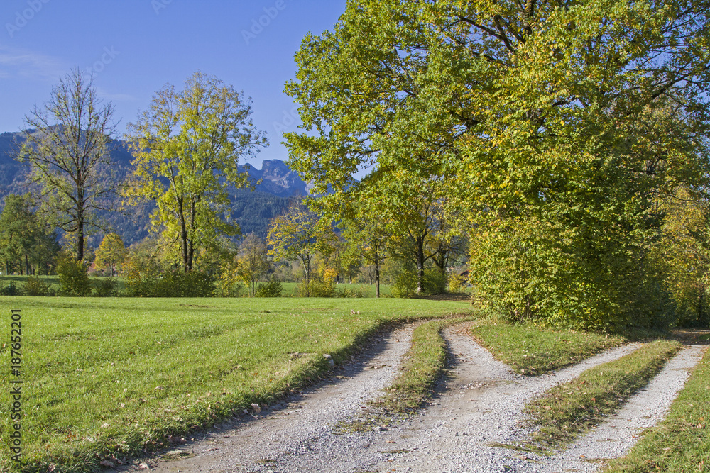 Fototapeta premium Herbstlandschaft im Isarwinkel