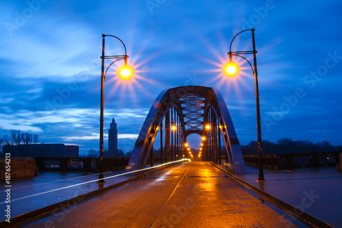 Sternbrücke bei Nacht in Magdeburg