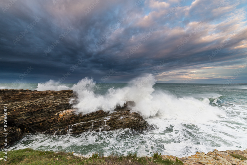 Spectacular swell in the Galician coast of Rinlo!