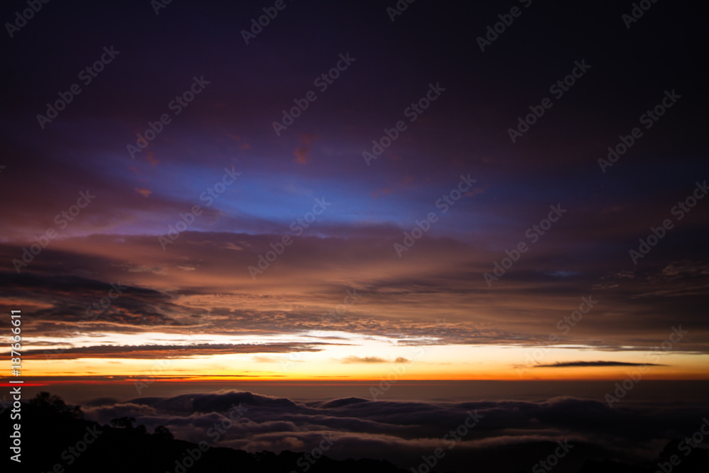 Fototapeta premium Dawn betweem the clouds.