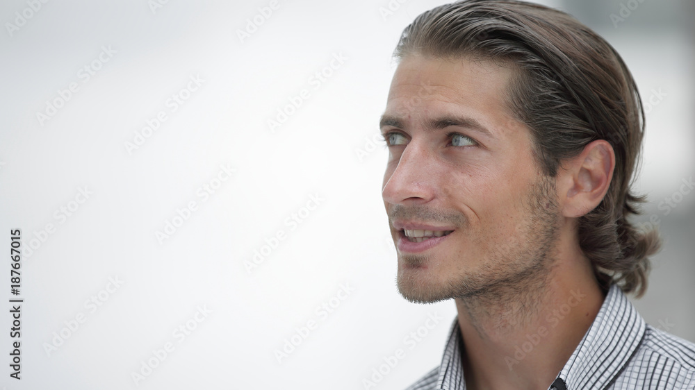 Obraz premium young business man looking at copy space