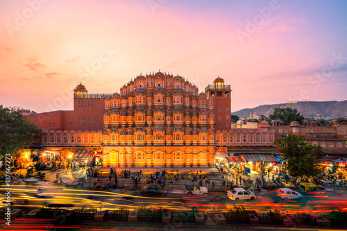JAIPUR - DECEMBER 15, 2017:  The crowd and vehicles in front of Hawa Mahal, India at the evening.