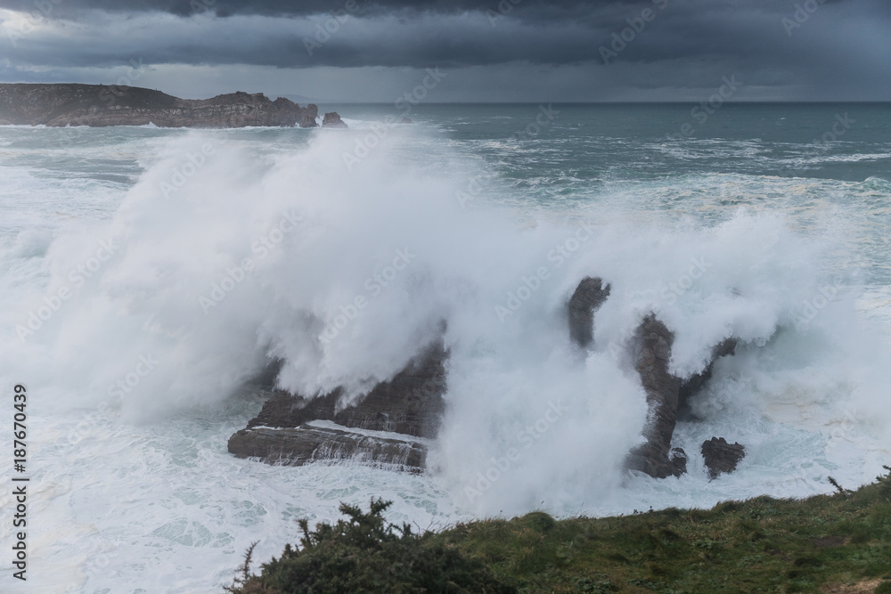 Spectacular swell in the Galician coast of Rinlo!