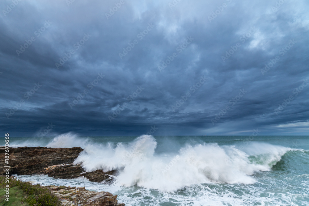 Spectacular swell in the Galician coast of Rinlo!