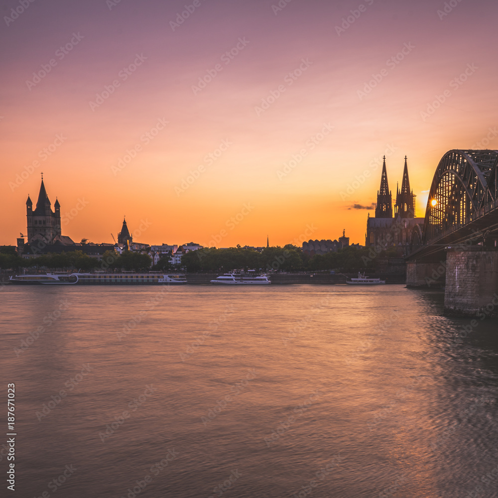 Sonnenuntergang am Kölner Rhein mit Blick auf den Kölner Dom