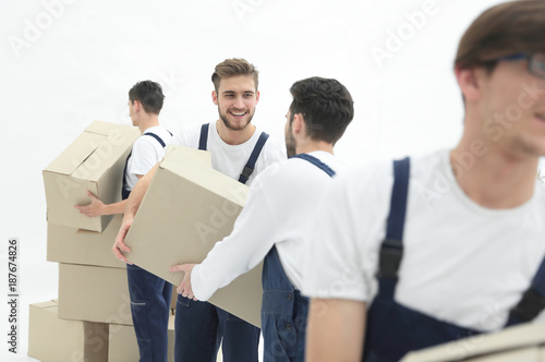 Photo workers pass each other boxes when moving flats. © ASDF