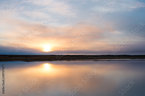 Sonnenaufgang an einem kleinen See auf Island