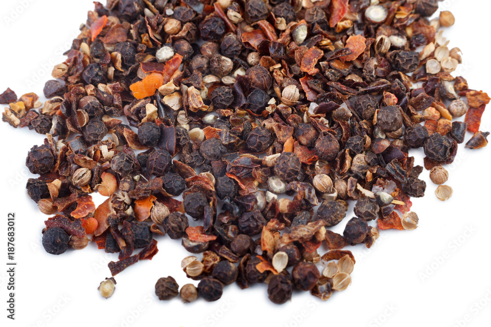 Obraz premium black pepper peas in bulk isolated on white background