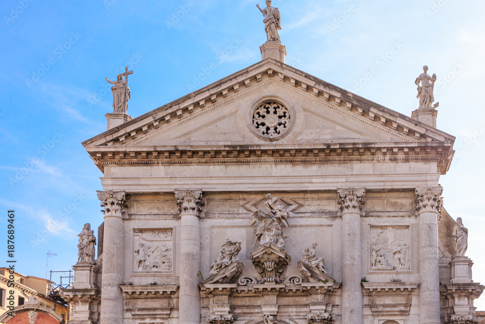 Fototapeta premium Statues on Venice Church