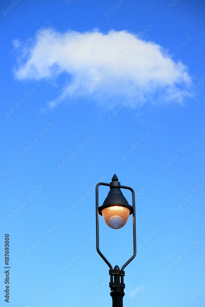 街灯と青空と雲