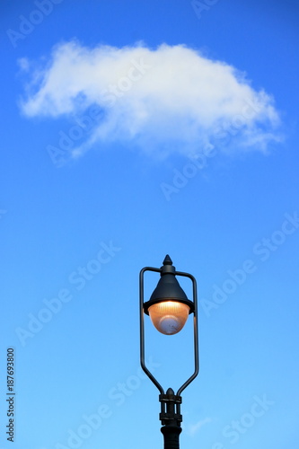 Obraz na płótnie 街灯と青空と雲 w salonie