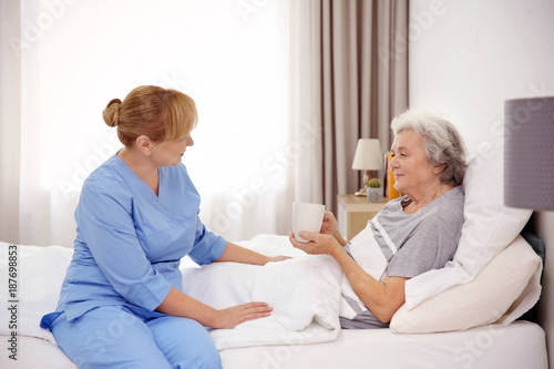 Fotografía Senior woman with caregiver at home