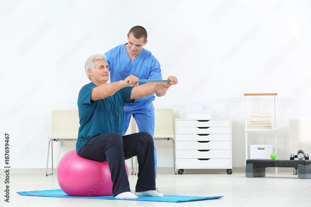 Obraz premium Physiotherapist working with patient in rehabilitation centre