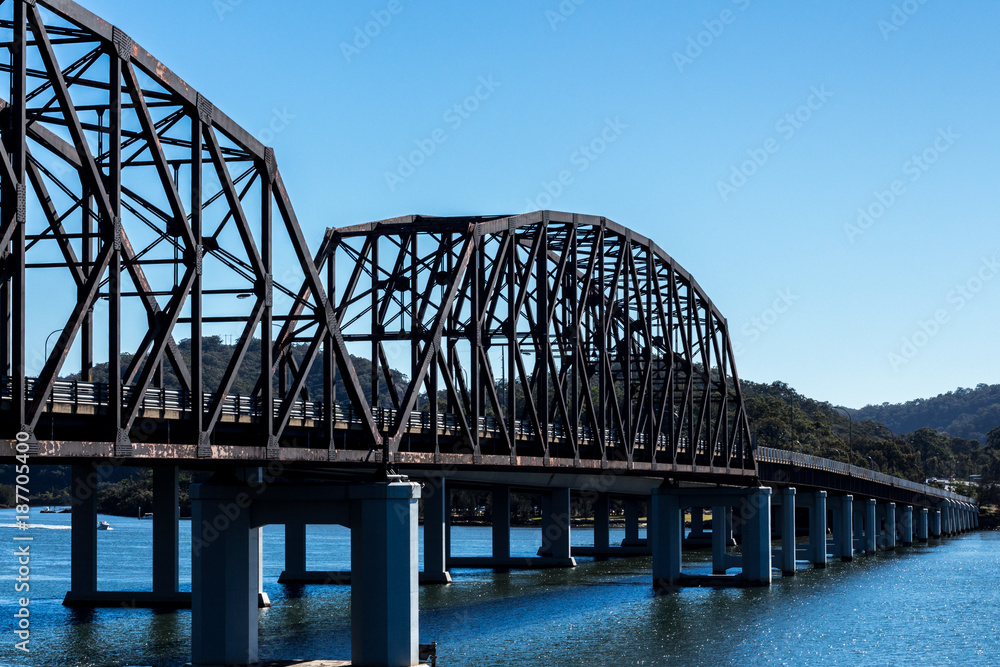 Obraz premium Steel road bridge spanning Hawkesbury river at Brooklyn, Australia