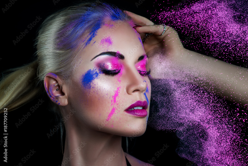 Buntes Make-up - Frau - Gesicht - Holi - Farben - kreativ - Pulver  Stock-Foto | Adobe Stock