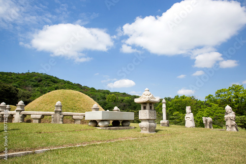 Canvas Print The Uireung Royal Tombs in the heart of downtown Seoul.