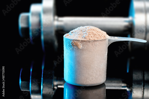 Fotografie Measuring scoop with whey protein