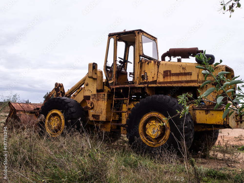 EXCAVADORA ABANDONADA