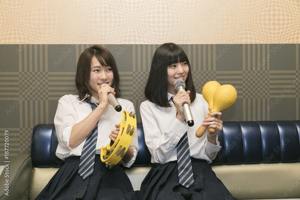 カラオケを楽しむ女子高生 Stock 写真 Adobe Stock カラオケを楽しむ女子高生 Stock 写真 Adobe Stock