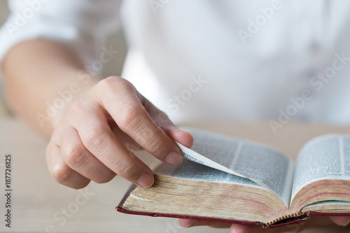 Fotografie, Obraz bible,women reading from the holy bible