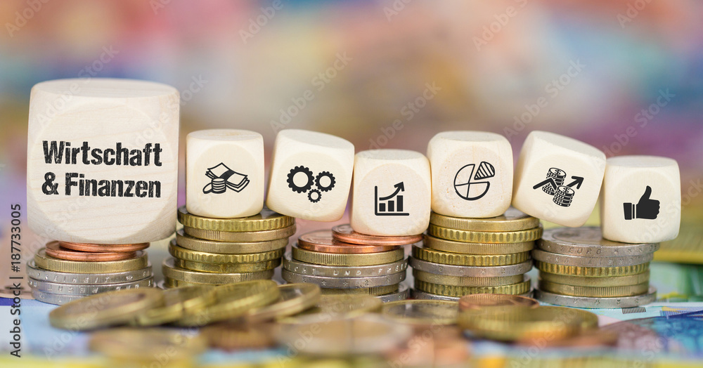 Wirtschaft & Finanzen / Münzenstapel mit Symbole