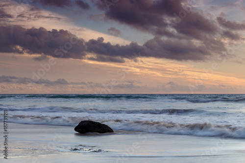 Puesta de sol en playa de la Barrosa en Cadiz