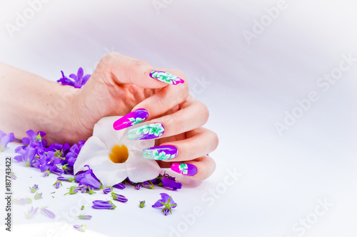 Nails decorated with floral arrangements for a colorful spring and a beautiful summer