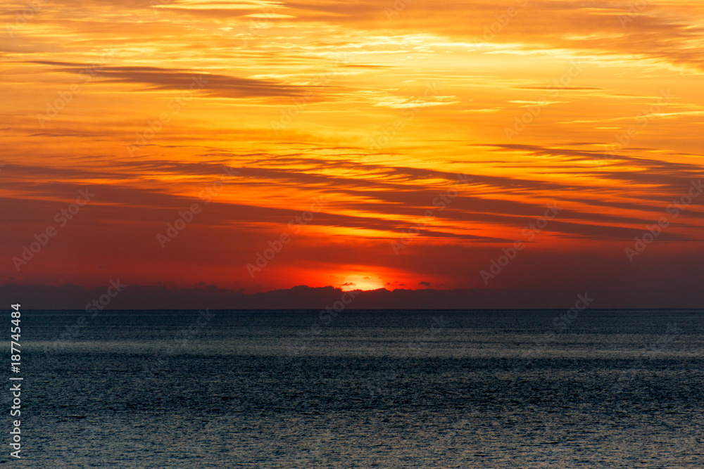 Obraz premium Beautiful sunset above the sea. Sunset Sky.