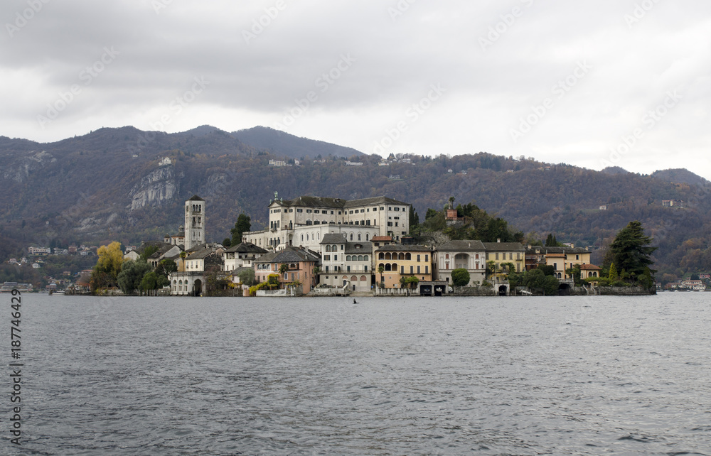 Fototapeta premium L'isola di San Giulio sul lago d'Orta