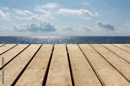 leere Holzbretter mit Meer und blauem Himmel im Hintergrund