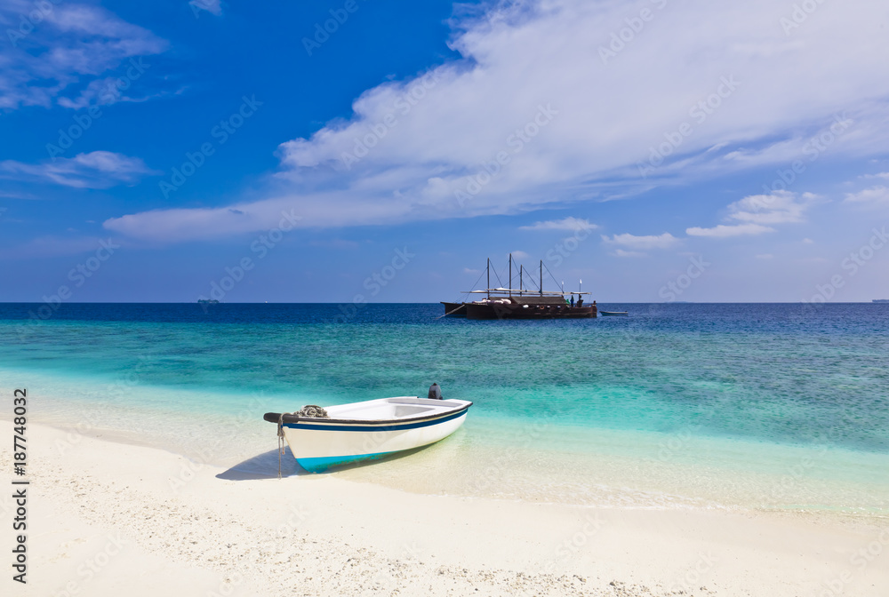Maledivenstrand mit Ausflugsboot,