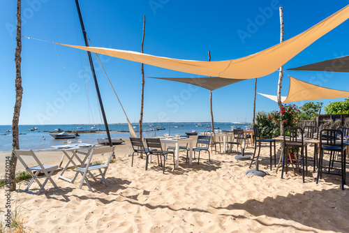 BASSIN D'ARCACHON (France), terrasse face à la dune de Pilat photo