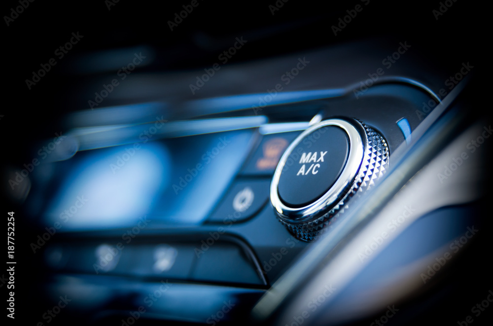Naklejka premium Przycisk klimatyzacji w samochodzie