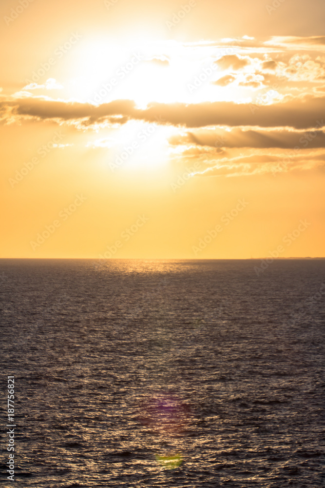 Obraz premium Sunset over sea