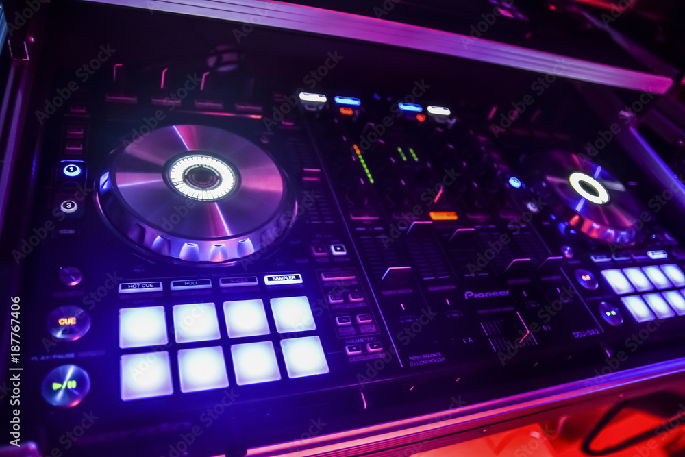 dj mesa de mezclas en club de musica electronica, fiesta nocturna