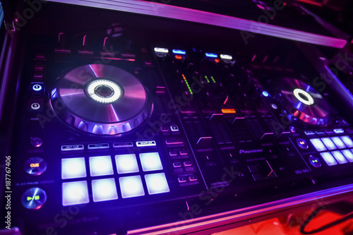 dj mesa de mezclas en club de musica electronica, fiesta nocturna