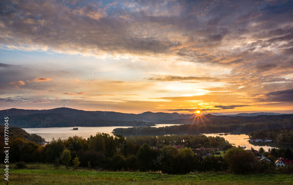 Obraz premium Sunrise over the Solina lake in Polanczyk, Bieszczady, Poland