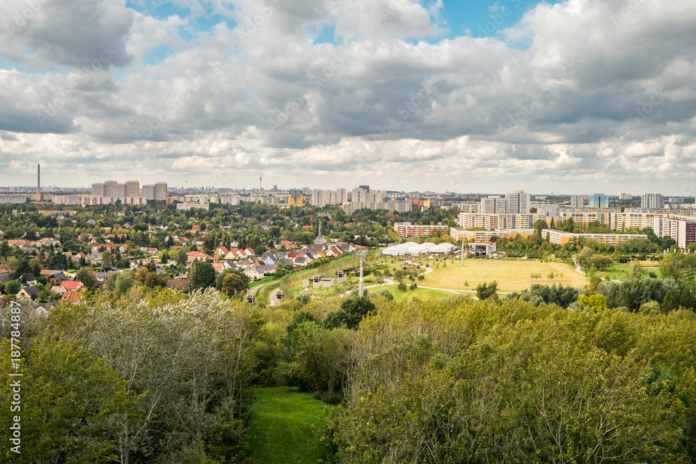 Blick vom Kienberg über Berlin Marzahn-Hellersdorf Richtung Fernsehturm