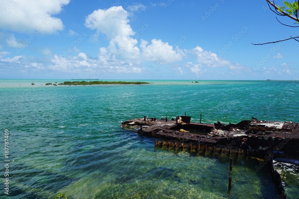 Fototapeta premium Schiffswrack auf Cayo Coco, Jardines Del Rey, Kuba, Karibik