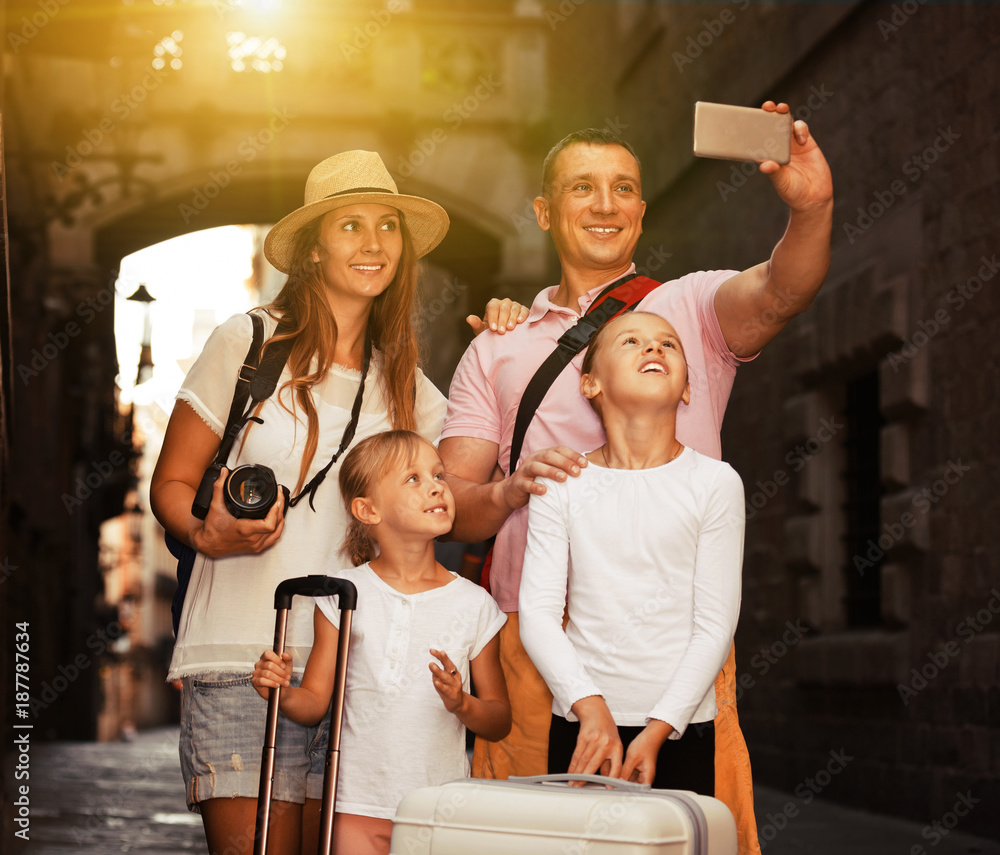 Obraz premium Travelers family taking selfie