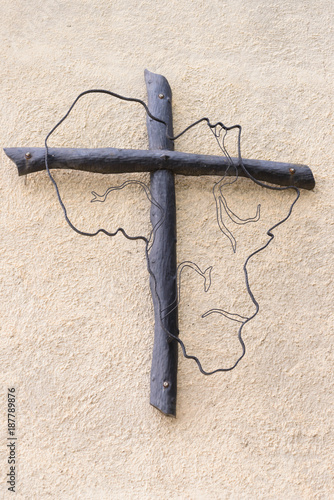 Holzkreuz mit Afrika