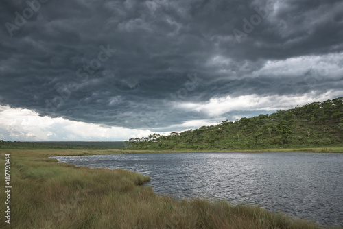 Tempestade de verão na lagoa da nascente do rio Cuanavale em Angola, província do Moxico	