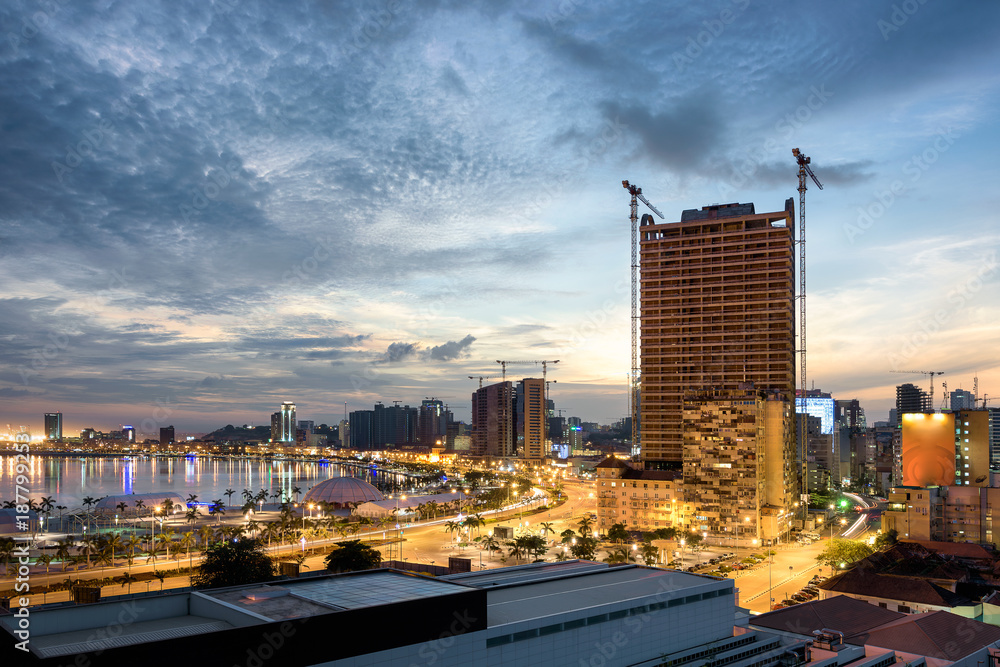 a-parte-baixa-da-cidade-de-luanda-de-madrugada-ao-nascer-do-sol-e-em
