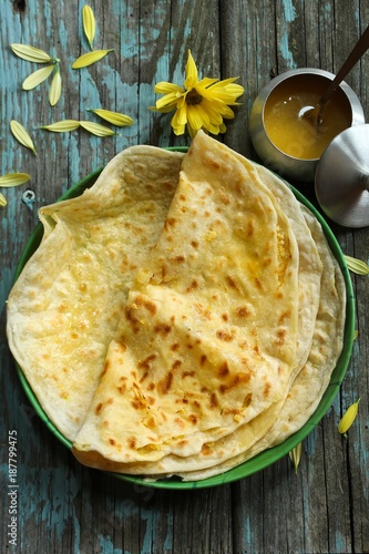 Foto Puran Poli / Holige /Obbattu - South Indian Sweet flatbread  selective focus