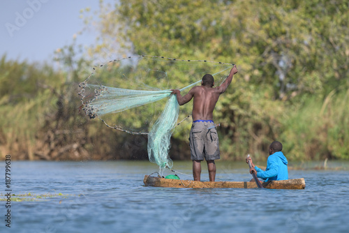 Pescador artesanal em canoa (mocoros/macoros) no rio Cubango, província do Cuando Cubango, Angola
