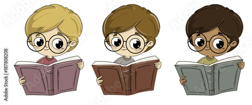 Niño leyendo un libro de diferente raza o etnia