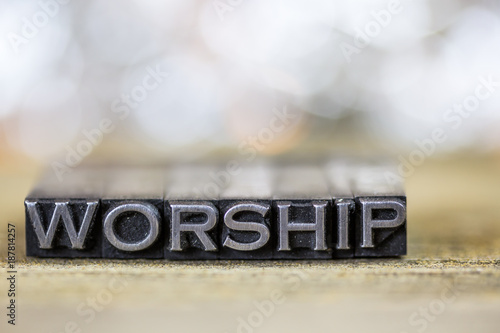 Fotografie Worship Concept Vintage Metal Letterpress Word