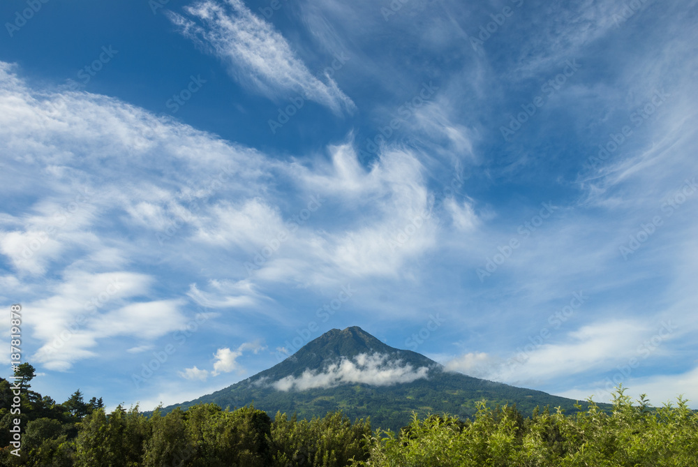 Fototapeta premium Wspaniały widok na wulkan w Gwatemali zwany Agua. 3760 m. Ameryka środkowa. Rezerwat przyrody atrakcyjna turystyka krajobrazowa.