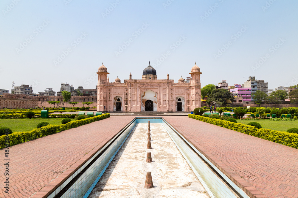 Fototapeta premium View of Mausoleum of Bibipari in Lalbagh fort. Lalbagh fort is an incomplete Mughal fortress in Dhaka, Bangladesh