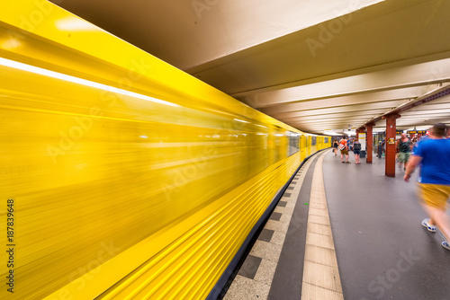 Canvas Print BERLIN, GERMANY - JULY 23, 2016: Yellow subway train speeding up on a city station